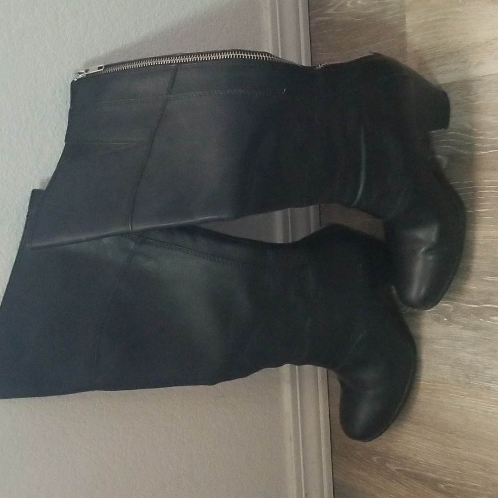 Born beautiful black boots